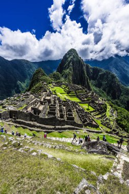 İn Antik Inca şehir, Machu Picchu Harabeleri güzel Urubamba Nehri çalkantılı sular And Dağları'nın yamaçlarında yer almaktadır.