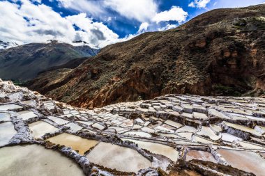 Salinas de maraş tuz madenleri beyaz teraslarında belgili tanımlık Andes dağ dik yamaçlarında yer alan.