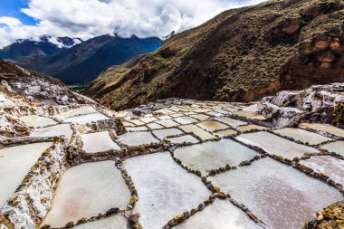 Salinas de maraş tuz madenleri beyaz teraslarında belgili tanımlık Andes dağ dik yamaçlarında yer alan.