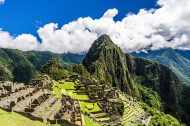İn Antik Inca şehir, Machu Picchu Harabeleri güzel Urubamba Nehri çalkantılı sular And Dağları'nın yamaçlarında yer almaktadır.