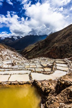 Salinas de maraş tuz madenleri beyaz teraslarında belgili tanımlık Andes dağ dik yamaçlarında yer alan.