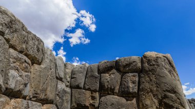 Sacsayhuaman kale ve tapınak karmaşık Cusco eteklerinde yüksek bir plato üzerinde and Dağları'nın kalbinde yer almaktadır.