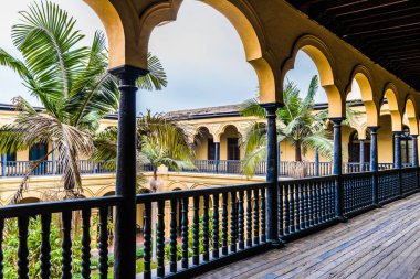 Balkon sütunla çevrili ve kilise avluya bakan.