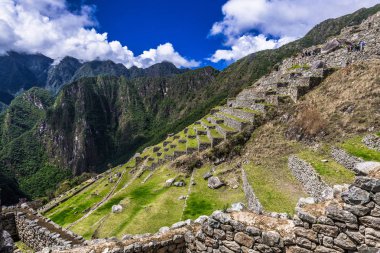 İn Antik Inca şehir, Machu Picchu Harabeleri güzel Urubamba Nehri çalkantılı sular And Dağları'nın yamaçlarında yer almaktadır.