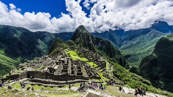 Las Ruinas Antigua Ciudad Inca Machu Picchu Están Bellamente Ubicadas — Foto de Stock