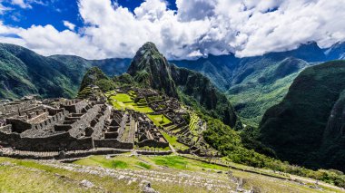 İn Antik Inca şehir, Machu Picchu Harabeleri güzel Urubamba Nehri çalkantılı sular And Dağları'nın yamaçlarında yer almaktadır.