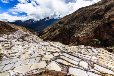 Salinas de maraş tuz madenleri beyaz teraslarında belgili tanımlık Andes dağ dik yamaçlarında yer alan.