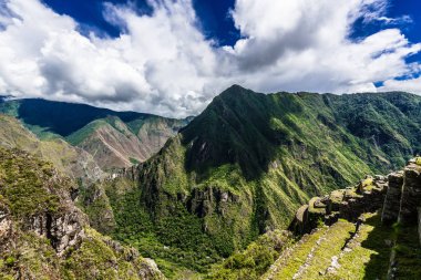 İn Antik Inca şehir, Machu Picchu Harabeleri güzel Urubamba Nehri çalkantılı sular And Dağları'nın yamaçlarında yer almaktadır.