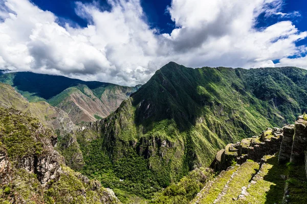 Ruiny Starożytnego Miasta Inków Machu Picchu Pięknie Znajdują Się Zboczach — Zdjęcie stockowe