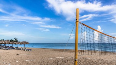 Plaj voleybol sahası ile Küba Adası Karayip sahilinde bir gergin net.