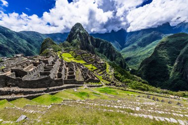 İn Antik Inca şehir, Machu Picchu Harabeleri güzel Urubamba Nehri çalkantılı sular And Dağları'nın yamaçlarında yer almaktadır.