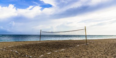 Plaj voleybol sahası ile Küba Adası Karayip sahilinde bir gergin net.