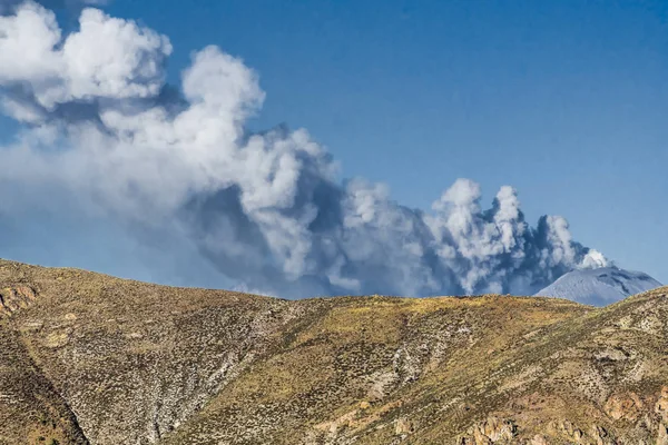 Krater sabankaya yanardağ Peru Andes üzerinden kalın duman.