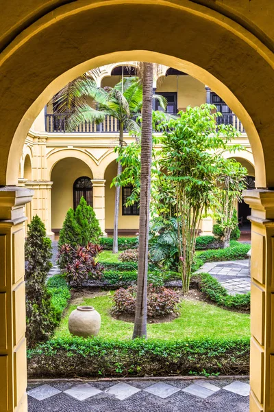 Vista Del Patio Del Monasterio Través Del Arco Galería Inferior — Foto de Stock