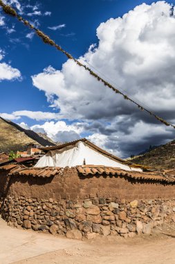 Sokak köşesindeki dağlık bir Perulu köyde eski ev çim ile karışık kil ile bulaşmış.