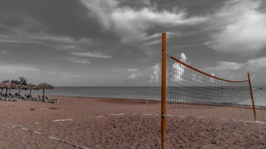 Plaj voleybol sahası ile Küba Adası Karayip sahilinde bir gergin net.