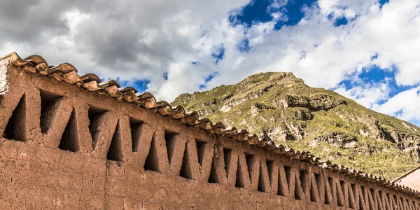 Vieja Casa Esquina Calle Pueblo Peruano Montañoso Untado Con Arcilla — Foto de Stock