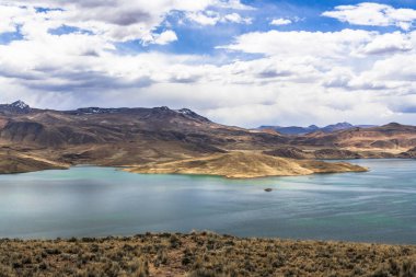 Göl Lagunillas, ne zaman gece Don üstünde belgili tanımlık kıyı ot ve çalılar erimiş değil sabahın erken saatlerinde fotoğraflandı kıyısında pitoresk Panoraması.