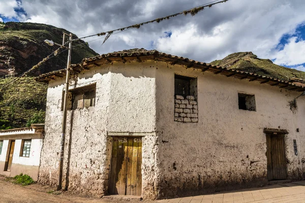 Casa Velha Esquina Rua Uma Aldeia Montanhosa Peruana Manchada Com — Fotografia de Stock