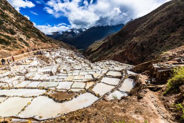 Salinas de maraş tuz madenleri beyaz teraslarında belgili tanımlık Andes dağ dik yamaçlarında yer alan.