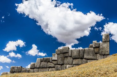 Bulutlar ve antik Inca kalıntıları üzerinde mavi gökyüzü Cusco oteli duvar.