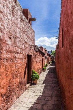 Dar manastır sokak saksı tarafta manastır avlusunda derinliklerine götürür.