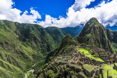 İn Antik Inca şehir, Machu Picchu Harabeleri güzel Urubamba Nehri çalkantılı sular And Dağları'nın yamaçlarında yer almaktadır.