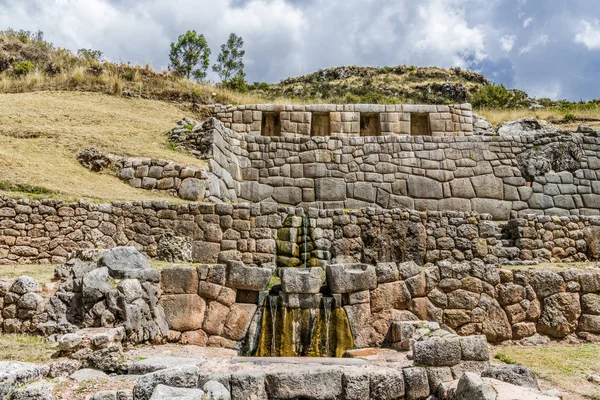 Inca Tambomachay akan antik tapınak duvarları üzerinden soğuk su ve kaynakları temizlemek.
