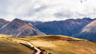 Toprak yolun karla kaplı dağ zirveleri arasında 3.500 metre yükseklikte Andes dağ plato boyunca çalışır.