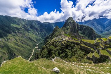 İn Antik Inca şehir, Machu Picchu Harabeleri güzel Urubamba Nehri çalkantılı sular And Dağları'nın yamaçlarında yer almaktadır.