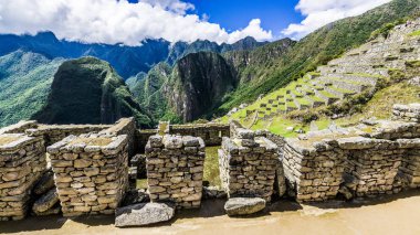 İn Antik Inca şehir, Machu Picchu Harabeleri güzel Urubamba Nehri çalkantılı sular And Dağları'nın yamaçlarında yer almaktadır.