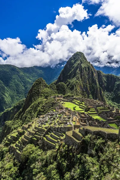 Las Ruinas Antigua Ciudad Inca Machu Picchu Están Bellamente Ubicadas — Foto de Stock