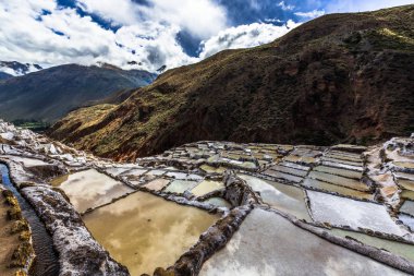 Salinas de maraş tuz madenleri beyaz teraslarında belgili tanımlık Andes dağ dik yamaçlarında yer alan.
