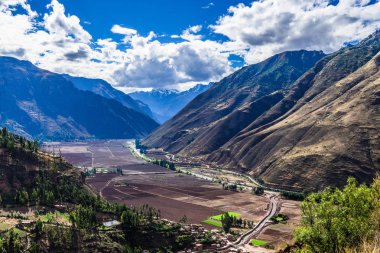 Bir vadi nadir yerleşim geçmiş Peru Andes üzerinden karayolu çalışır.