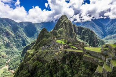 İn Antik Inca şehir, Machu Picchu Harabeleri güzel Urubamba Nehri çalkantılı sular And Dağları'nın yamaçlarında yer almaktadır.