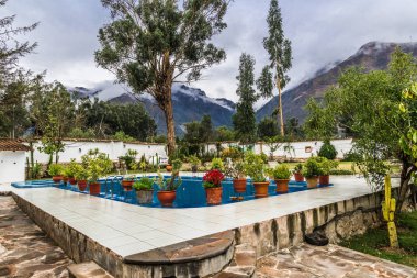 Küçük havuz And Dağları'nın karlı zirveleri sunmaktadır.