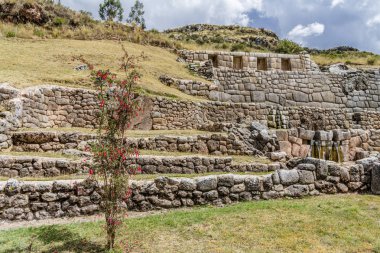 Inca Tambomachay akan antik tapınak duvarları üzerinden soğuk su ve kaynakları temizlemek.