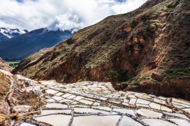 Salinas de maraş tuz madenleri beyaz teraslarında belgili tanımlık Andes dağ dik yamaçlarında yer alan.