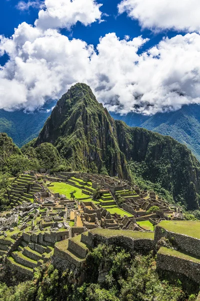 İn Antik Inca şehir, Machu Picchu Harabeleri güzel Urubamba Nehri çalkantılı sular And Dağları'nın yamaçlarında yer almaktadır.