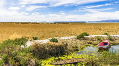 Dar bir kanal taş'a Titicaca Gölü yol olan pier bağlı birkaç balıkçı tekneleri.