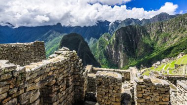İn Antik Inca şehir, Machu Picchu Harabeleri güzel Urubamba Nehri çalkantılı sular And Dağları'nın yamaçlarında yer almaktadır.