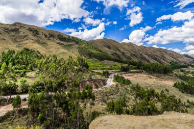 Cusco eteklerinde yeşil tepelerin eteklerinde, antik bir İnka Tapınağı kalıntıları.
