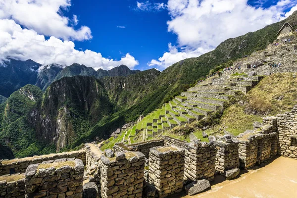 İn Antik Inca şehir, Machu Picchu Harabeleri güzel Urubamba Nehri çalkantılı sular And Dağları'nın yamaçlarında yer almaktadır.