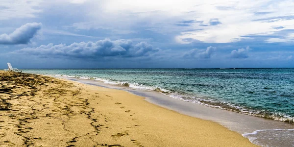 キューバの海岸のカリブ海の海の水平線上で収集されて嵐の雲 — ストック写真
