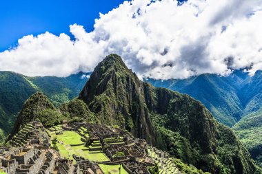 İn Antik Inca şehir, Machu Picchu Harabeleri güzel Urubamba Nehri çalkantılı sular And Dağları'nın yamaçlarında yer almaktadır.