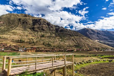 And Dağları'nın eteklerinde Perulu köylü çok sayıda tarım alanı vardır.