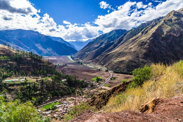 Перуанская Деревня Расположена Узком Плато Между Высокими Склонами Анд — стоковое фото