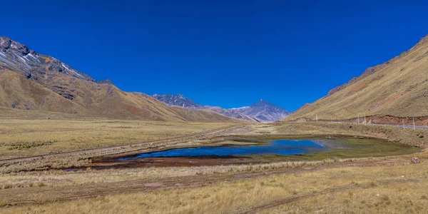 Yüksek Dağ Geçidinde Dağları Nın Ortasındaki Küçük Bir Sığ Göl — Stok fotoğraf