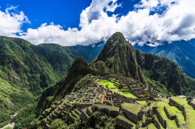 İn Antik Inca şehir, Machu Picchu Harabeleri güzel Urubamba Nehri çalkantılı sular And Dağları'nın yamaçlarında yer almaktadır.