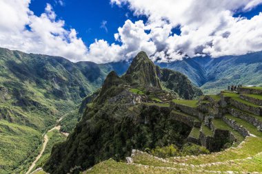 İn Antik Inca şehir, Machu Picchu Harabeleri güzel Urubamba Nehri çalkantılı sular And Dağları'nın yamaçlarında yer almaktadır.